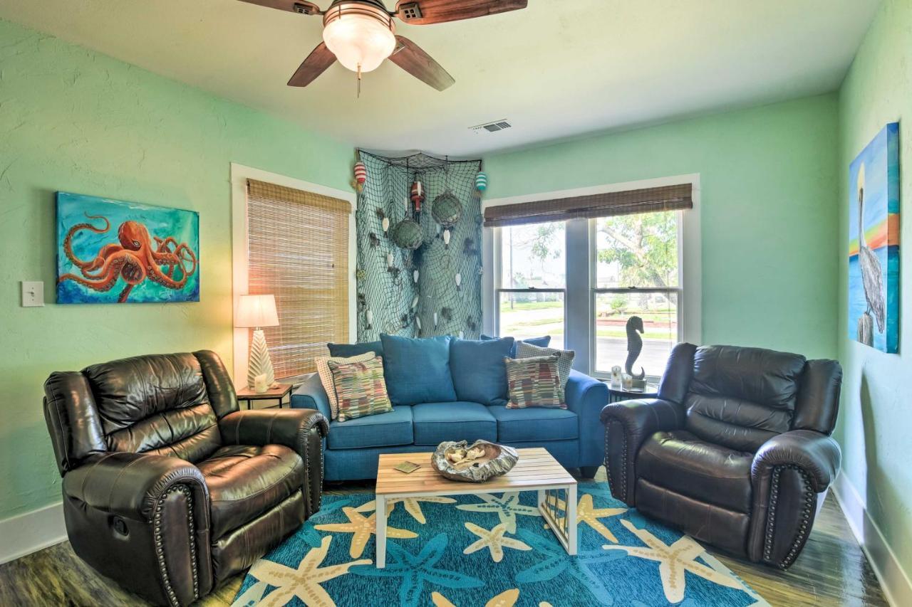 Quaint Galveston Vacation Home - Central Location! Exterior photo