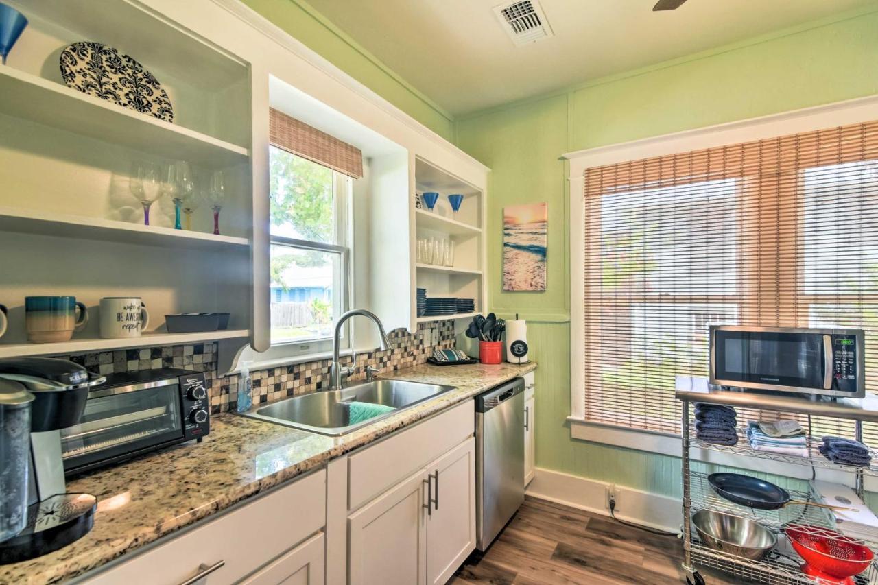 Quaint Galveston Vacation Home - Central Location! Exterior photo